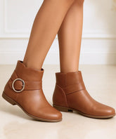 Comprar botinha feminina cano curto marrom em couro com solado antiderrapante e fivela elegante para looks urbanos confortáveis em promoção AREZZO